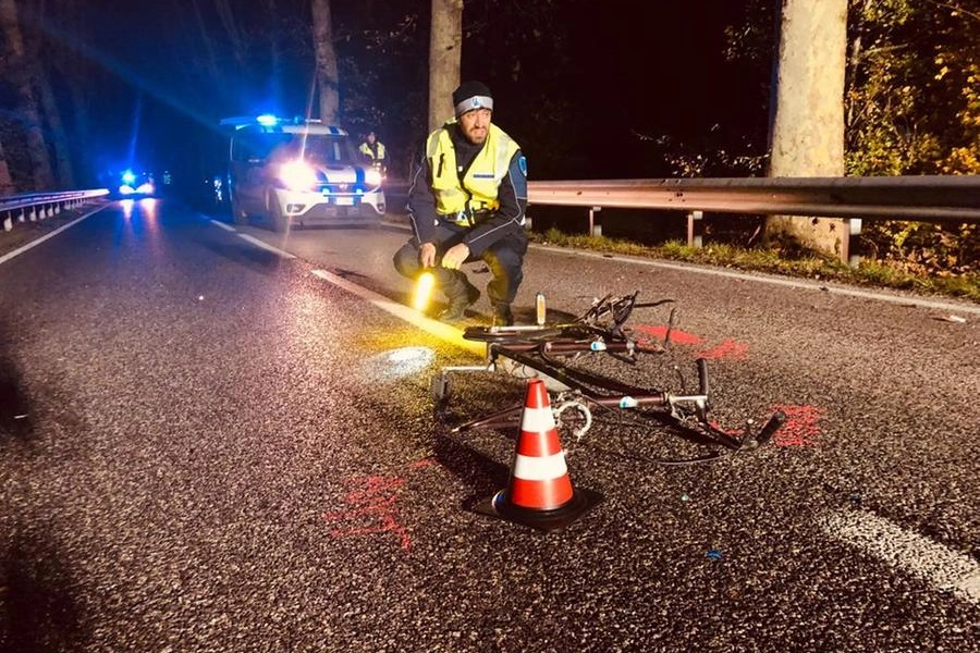 I soccorritori sul luogo dell’incidente di ieri sera in via Pomposa, a Codrea