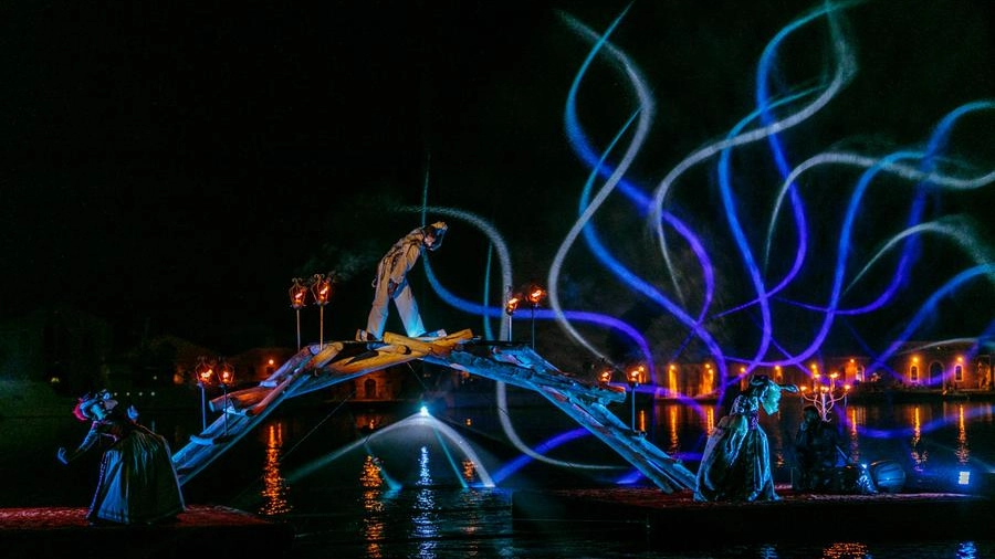 Spettacoli di luce sulle acque dell'Arsenale