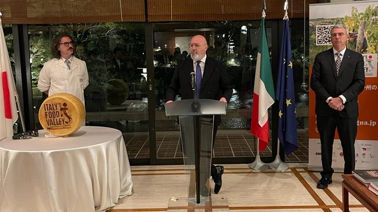 Il governatore dell'Emilia-Romagna, Stefano Bonaccini, con l'ambasciatore Gianluigi Benedetti