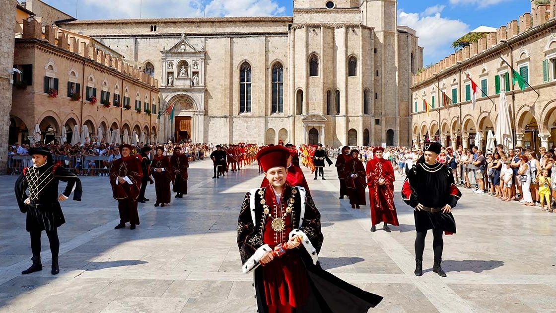 Il sindaco Marco Fioravanti durante il corteo della Quintana 