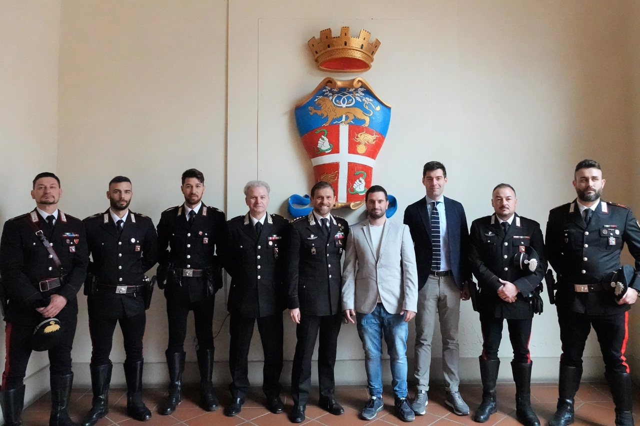 Andrea Pasini assieme al colonnello Rodolfo Santovito e ai carabinieri