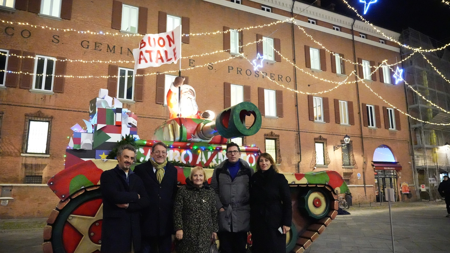Il Babbo Natale sul carro 'amato' a Modena (FotoFiocchi)