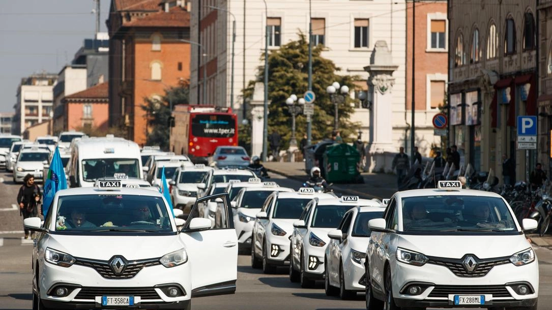 Taxi, 72 nuove licenze e tariffe fisse. Siglato l’accordo con i sindacati