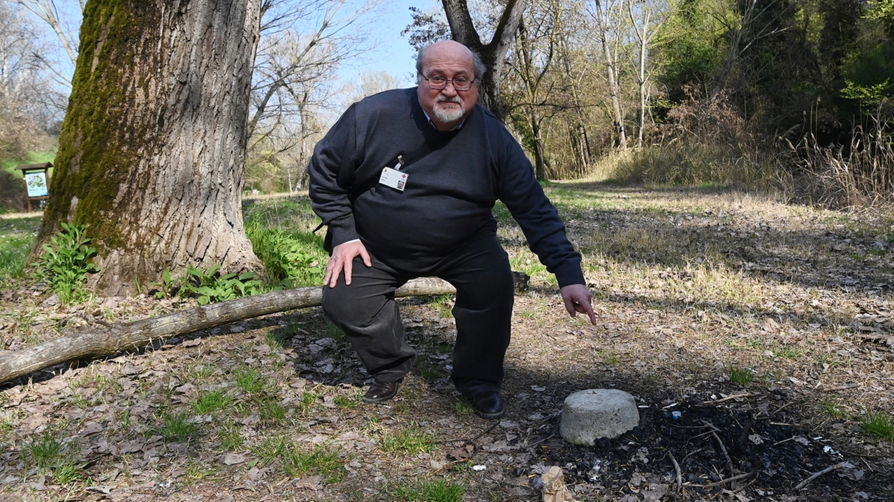 Antonio Basile mostra i resti dell’ultimo falò acceso nel parco Urbani