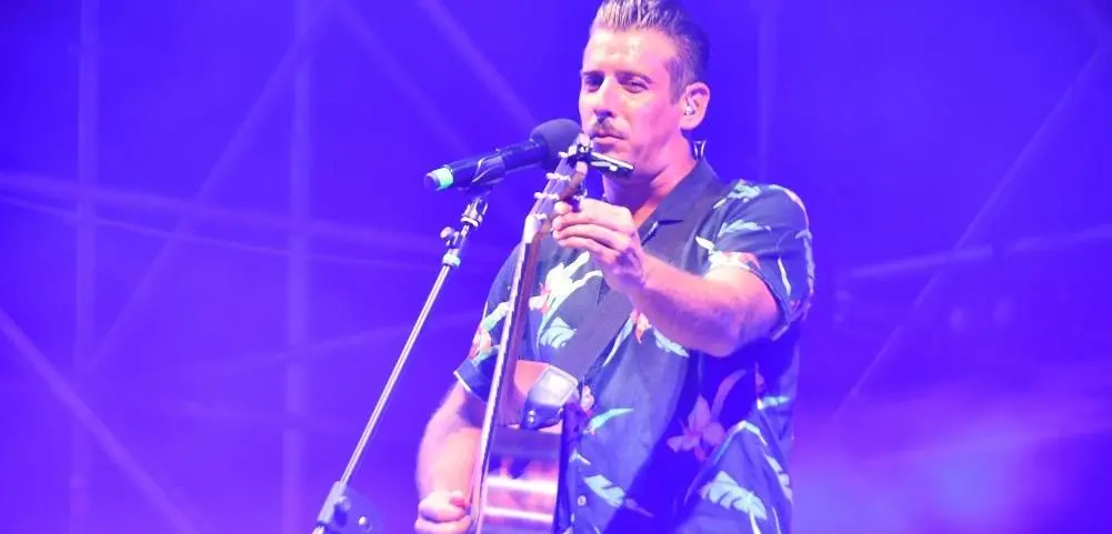 Riccione e il karma di Ferragosto Cantando con Francesco Gabbani