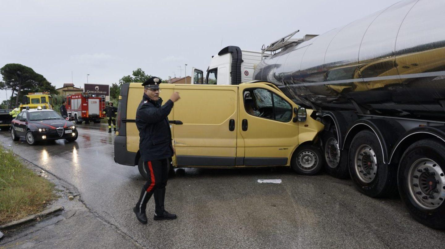 Furgone contro tir, un ferito grave. Guarda le foto