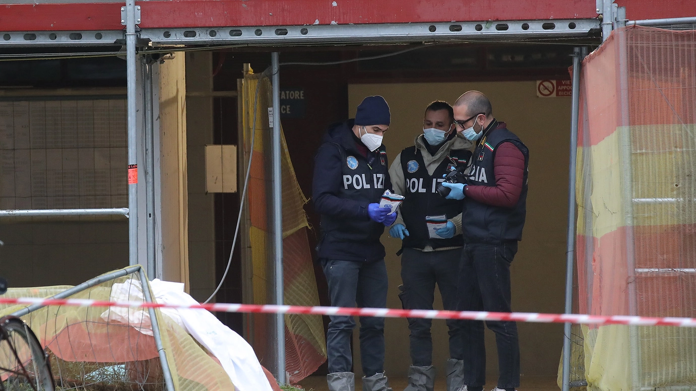 I rilievi della polizia scientifica il giorno del tragico episodio (Foto Zani)