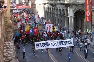 Strage alla stazione di Bologna, oggi l’anniversario. Mattarella: “La verità è un dovere” Meloni: “Completata la desecretazione degli atti”