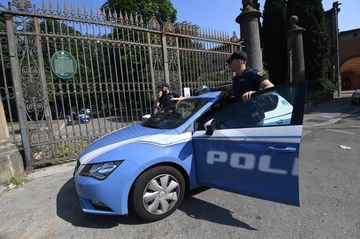 Bologna, ladri di appartamento ai giardini Margherita: sorpresi dai poliziotti con il bottino