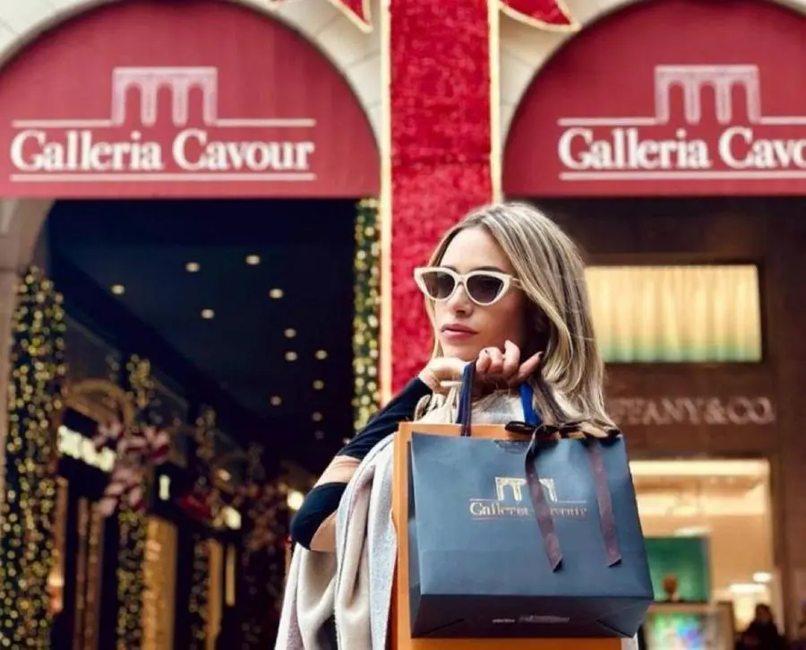 Martina Stella a Bologna, shopping natalizio in Galleria Cavour