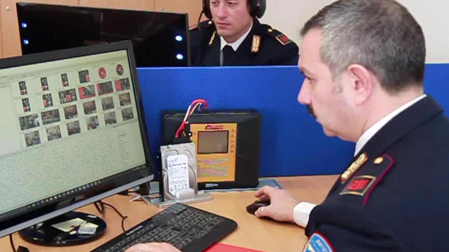 POLIZIA POSTALE Aumentano frodi e furti di identità (foto d’archivio Ansa)