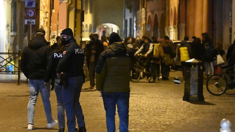 Assembramenti in via delle Belle Arti a Bologna (foto Schicchi)