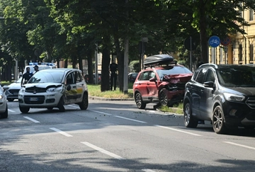 Incidente oggi a Bologna, scontro fra tre auto in viale Aldini