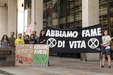 Attivisti per il clima, il presidio a Bologna: quali sono le richieste dei manifestanti