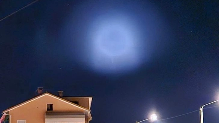 Lo spettacolo della strana luce che ha illuminato il cielo nella serata di sabato (foto inviata da Matteo sulla pagina Facebook di Tornado in Italia)