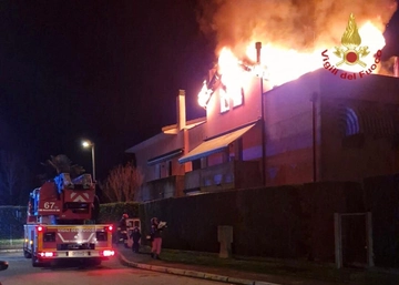 Incendio a Due Carrare. Tetto in fiamme, uomo ustionato, condominio evacuato