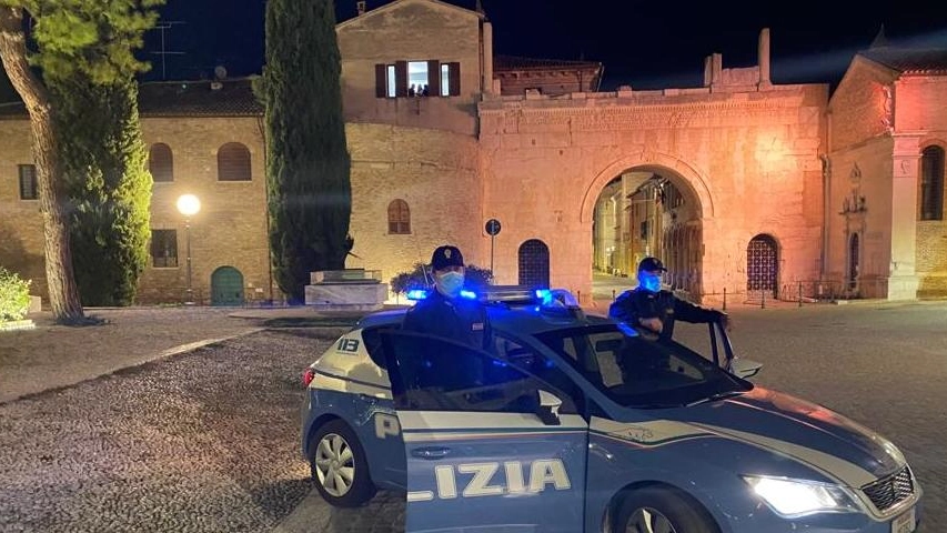 La volante della Polizia davanti all’arco di Augusto