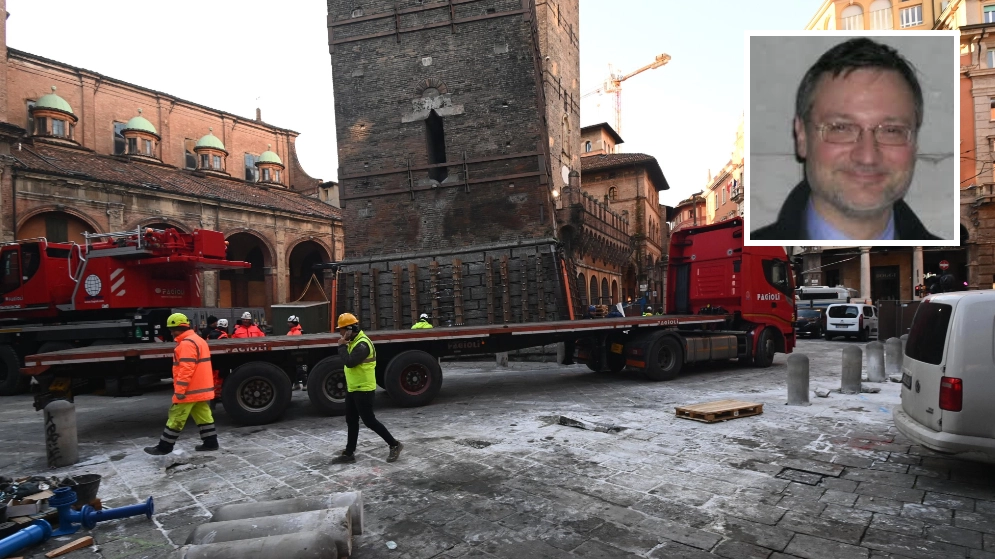 Gli auto-articolati arrivati sotto le Torri per trasportare i container anti-crollo. Nel riquadro, Nunziante Squeglia