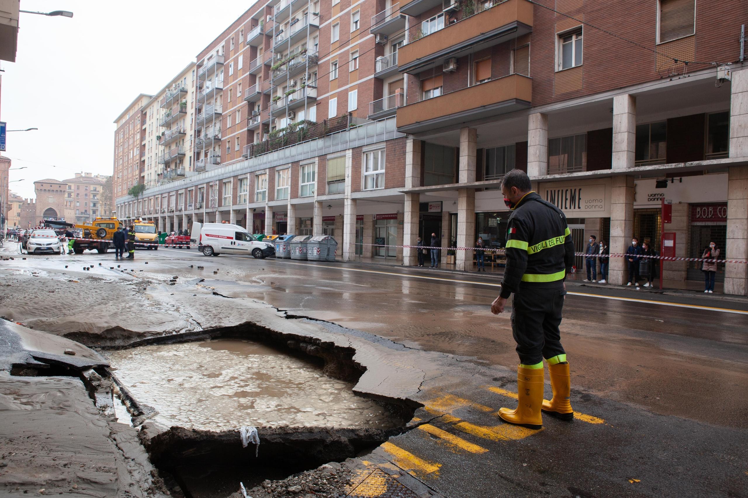 Bologna, Via Saffi Allagata. Famiglie Senz'acqua E Traffico In Tilt