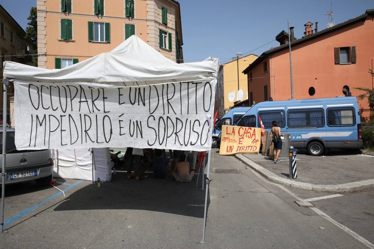 Lo sgombero all'ex Caserma Masini a Bologna (foto Schicchi)