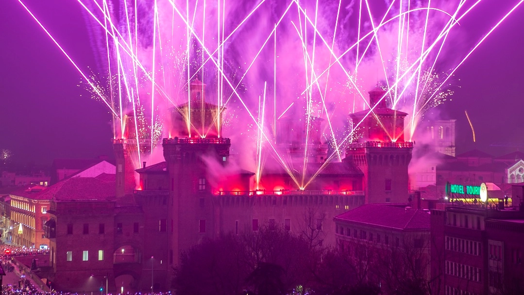 Capodanno a Ferrara con l'incendio del Castello (foto Pierluigi Benini)