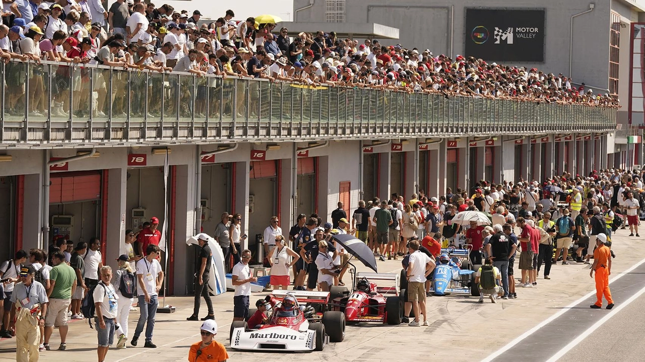 Ecco il Minardi day, il calore dei tifosi in Autodromo: "La vera F1 è qui"