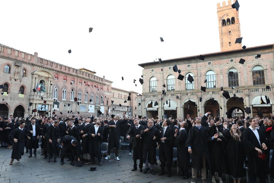 Il classico lancio dei tocchi in piazza Maggiore