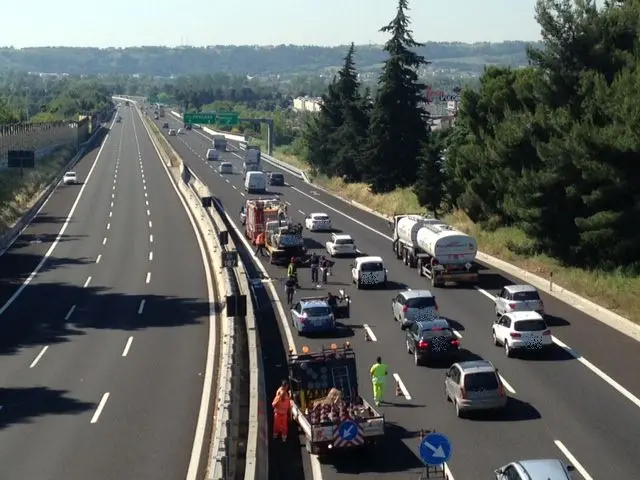 Incidente A1 oggi Reggio Emilia, schianto fra tre camion. Lunghe code in Autostrada