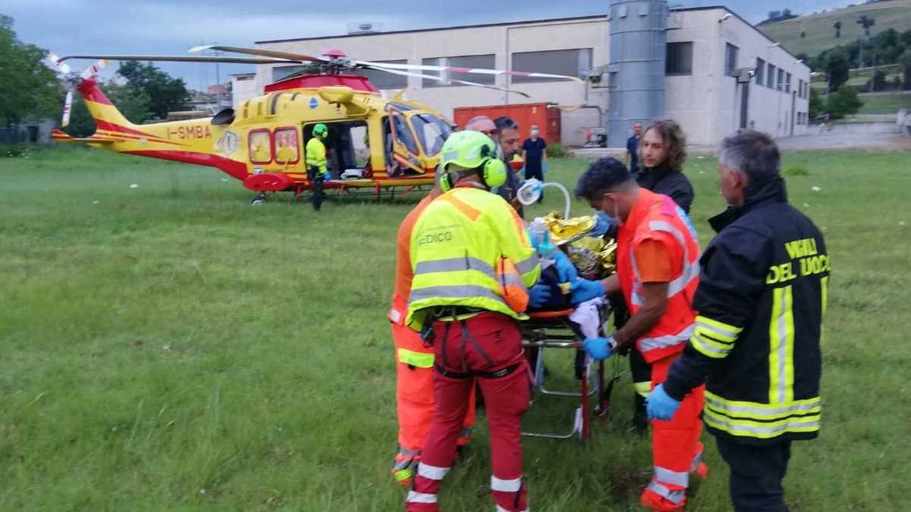 L’eliambulanza ha soccorso il 24enne nella zona industriale di Sterpeti a Montefelcino