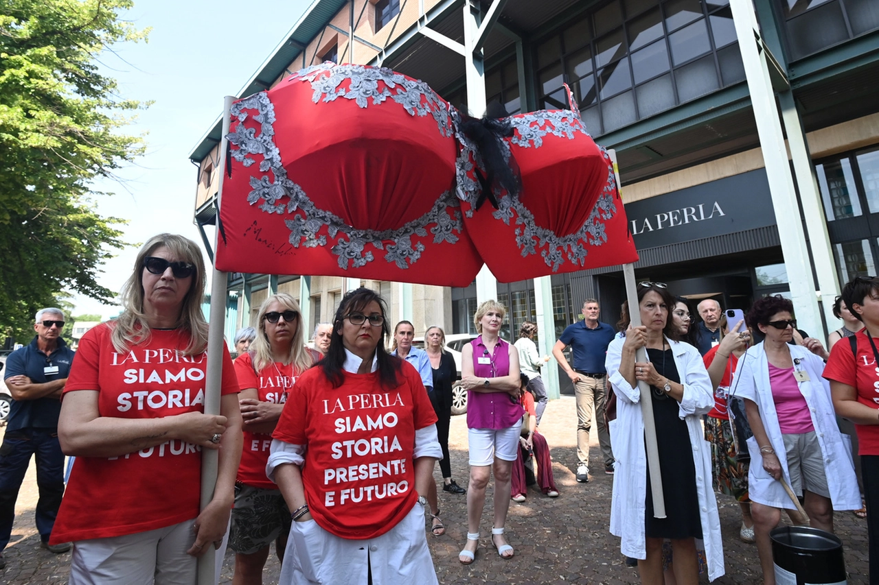 Una delle ultime assemblee delle lavoratrici dello storico marchio di lingerie