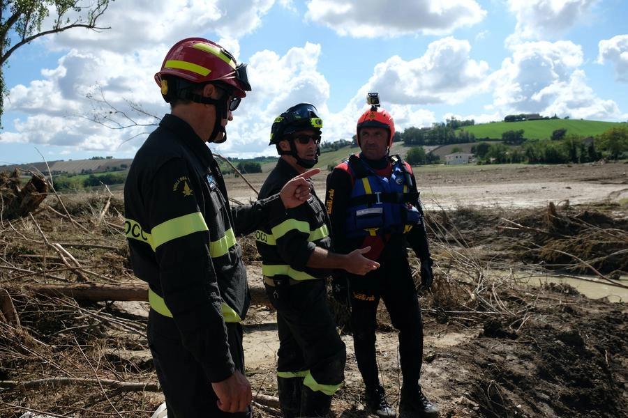 Le ricerche dei dispersi dopo l'alluvione nelle Marche