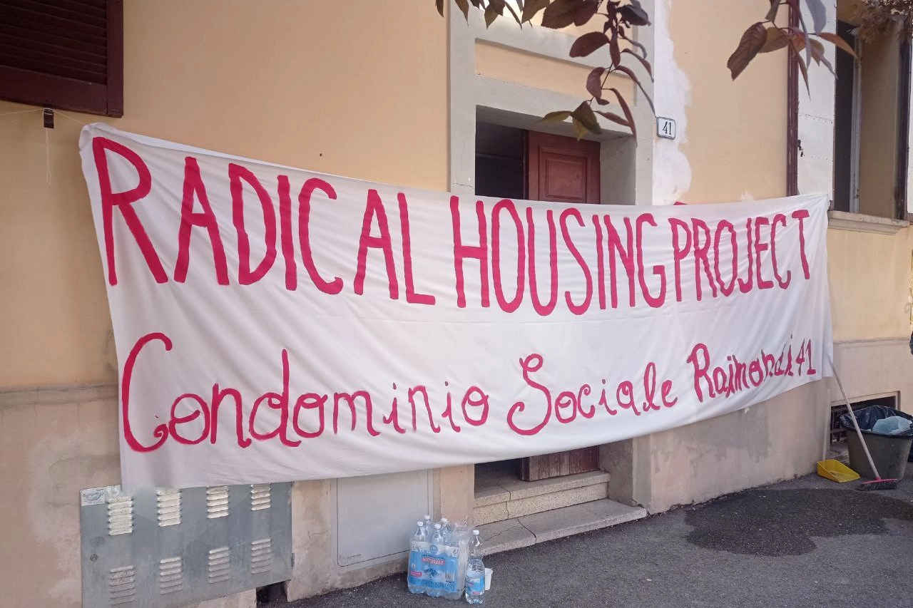 La casa occupata in via Raimondi a Bologna (foto Schicchi)