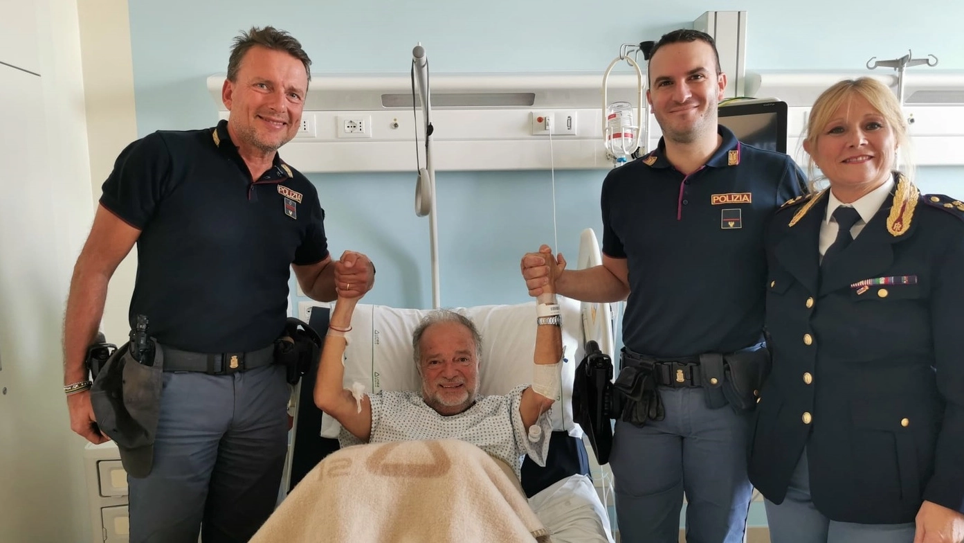Mauro Del Bue in ospedale festeggia insieme ai poliziotti: due dei presenti gli hanno letteralmente salvato la vita