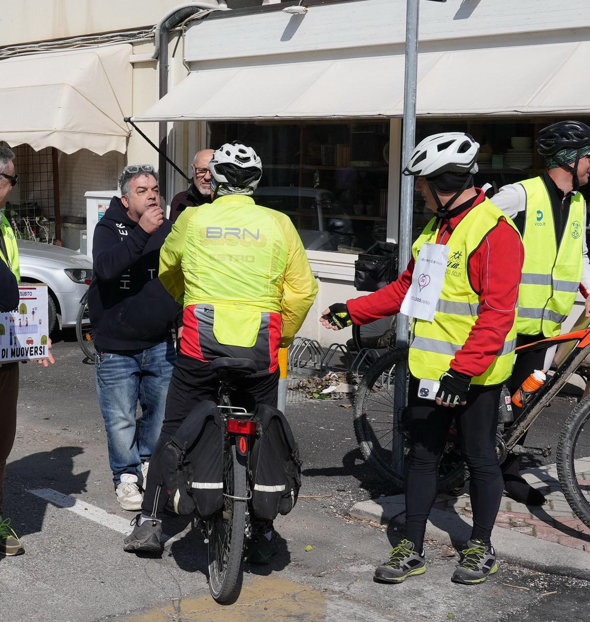 Al Flash Mob Dei Ciclisti Rissa Sfiorata Coi Negozianti A Fano