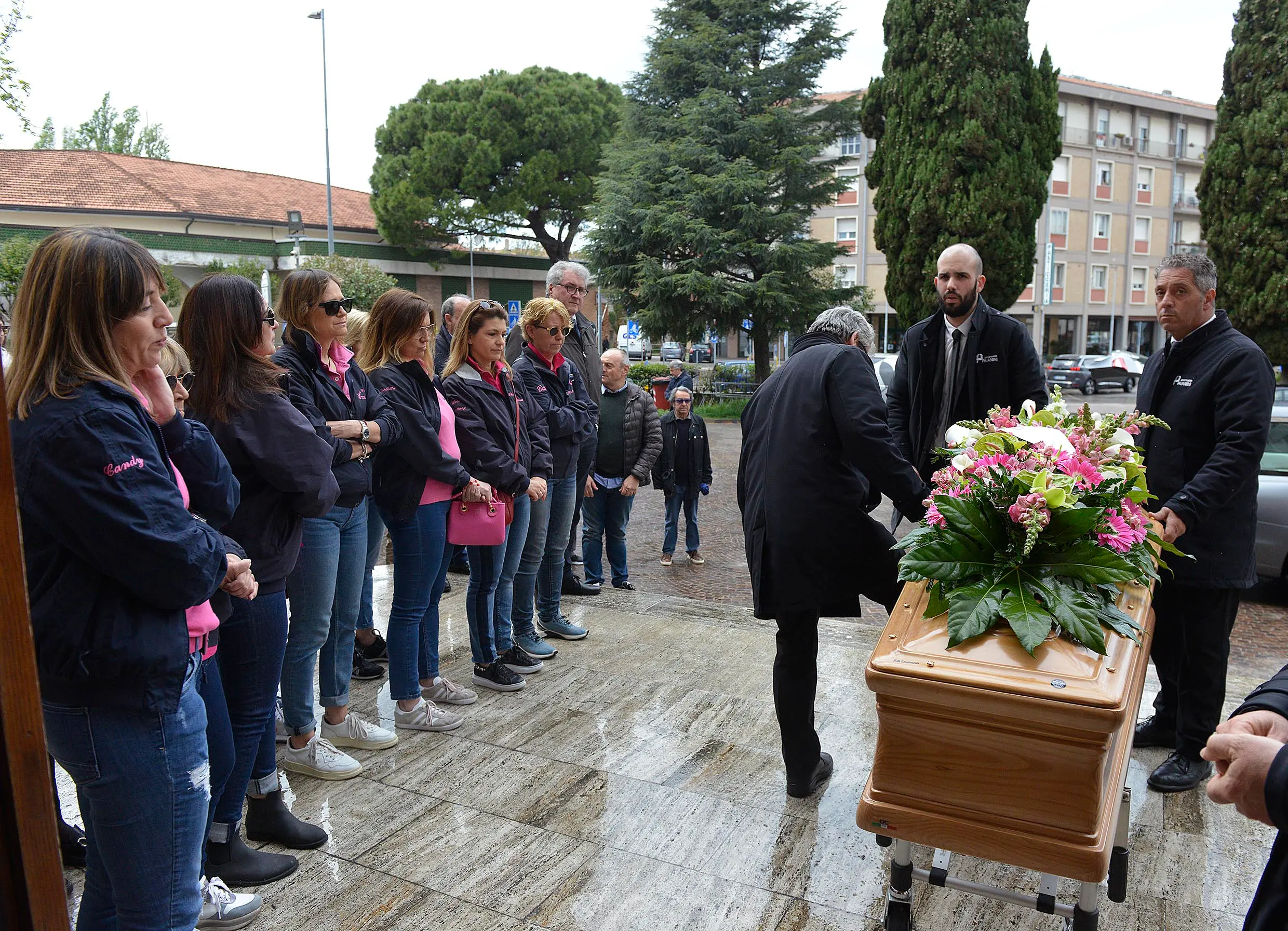 Michele Cinquepalmi funerale fiume di gente per l addio al