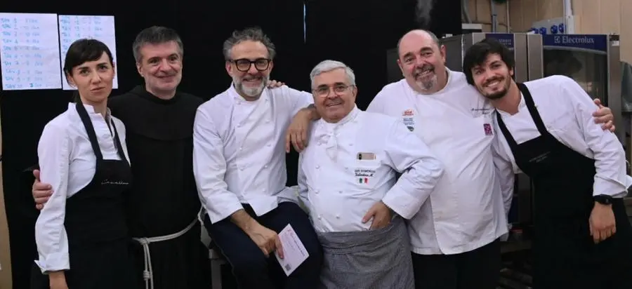 Massimo Bottura all’Antoniano di Bologna: "Un aiuto ai bisognosi, la cucina è amore"