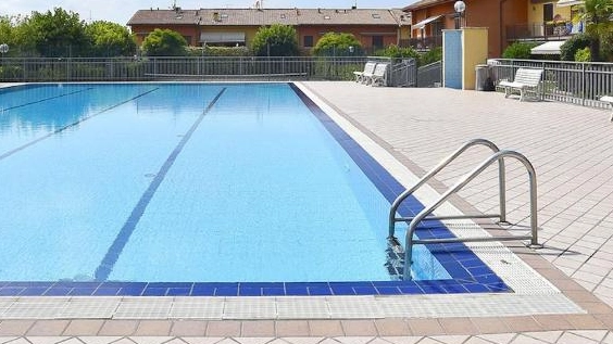 Bimbo di tre anni in vacanza muore in ospedale: nel pomeriggio era caduto in piscina a Lazise località di villeggiatura sul Garda