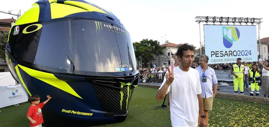 Valentino Rossi ringrazia Pesaro: "Che casco"