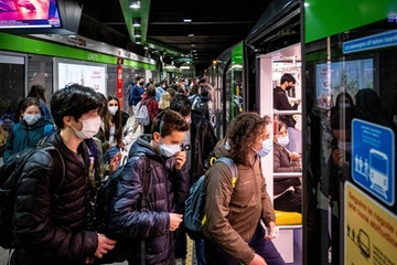 Covid e scuola: un anno di false promesse. Tamponi, aule, autobus