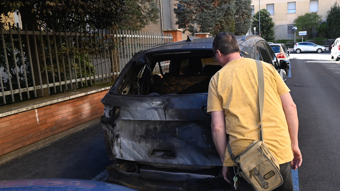 Una delle tre auto date alle fiamme nella notte tra sabato e domenica in via Cavazza