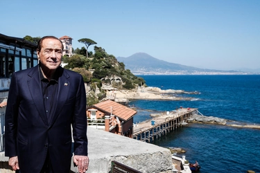Berlusconi e Napoli, l’esordio come showman il G7 da premier e il testo scritto con Apicella: Meglio ‘na canzone