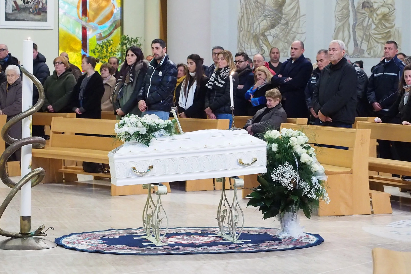 Folla Al Funerale Del Piccolo Giulio Morto Dopo Lincidente Adesso Sei Un Angelo Del Cielo 0548