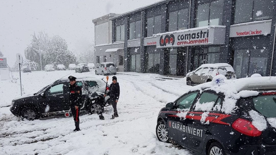 I carabinieri al lavoro a Croce, nei pressi di Castelnovo Monti