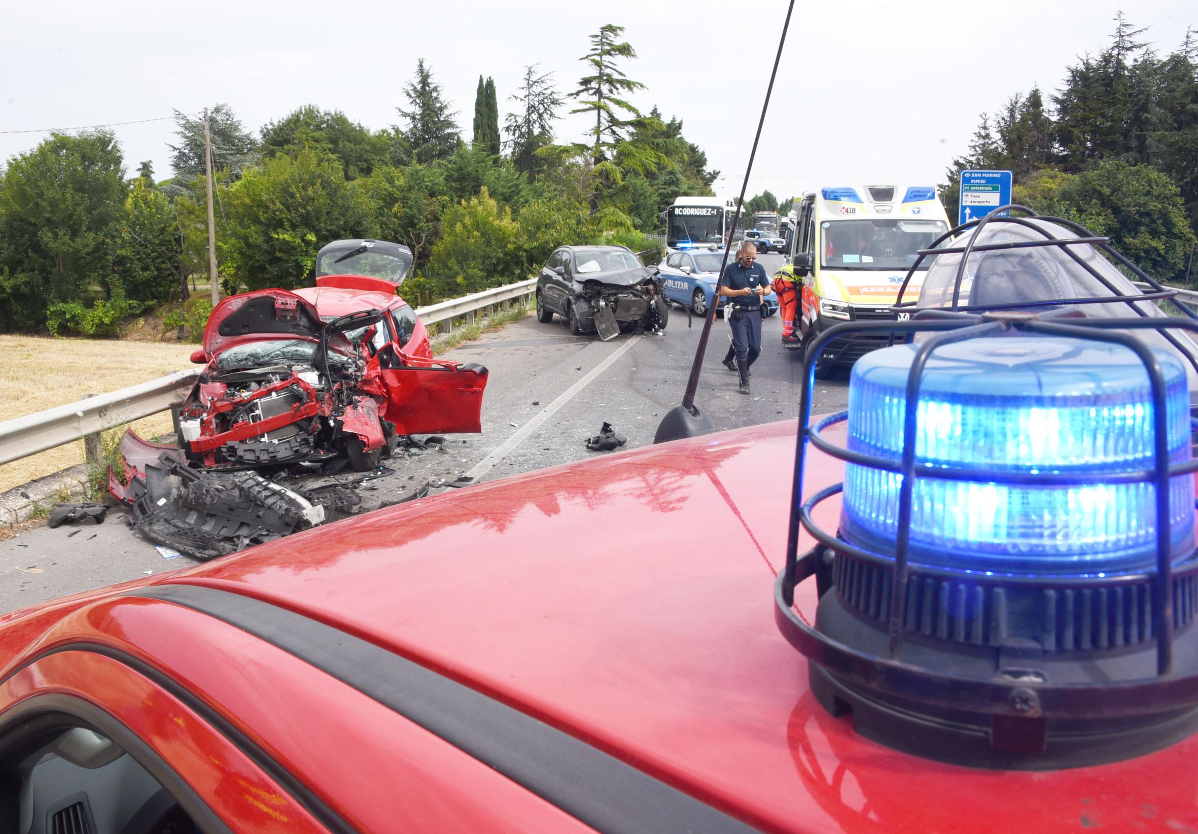 Incidente A Rimini Oggi, Auto Distrutte Dopo Un Frontale: Mamma E Bimba ...