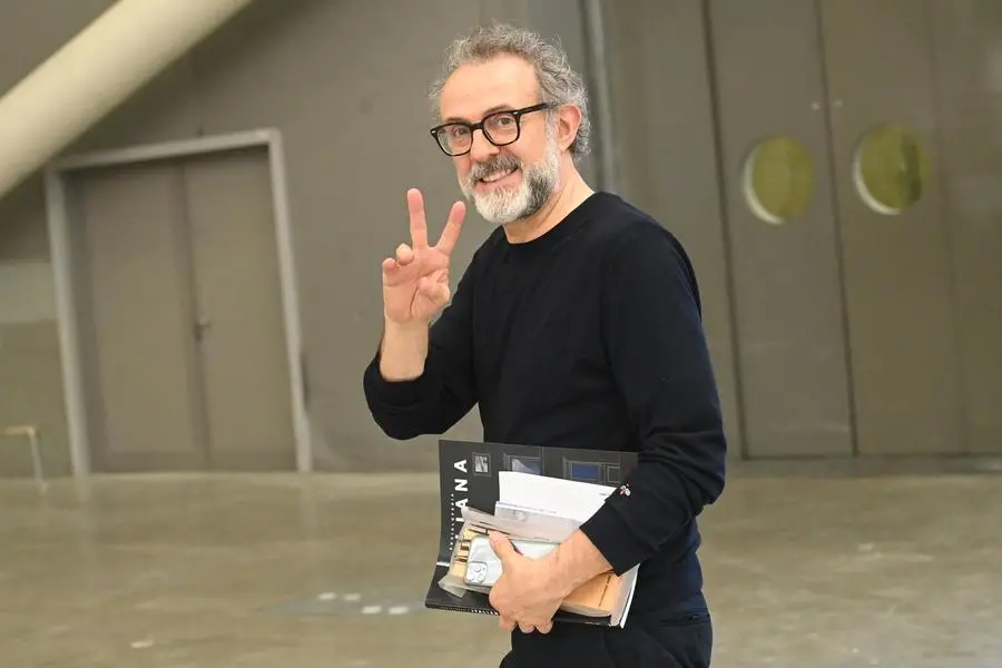 Massimo Bottura alla mostra 'Punti incrociati' di Modena: "Ecco il mio nuovo menù"