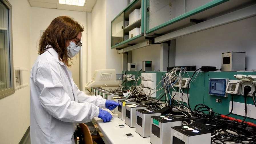 Un laboratorio di analisi (foto archivio)