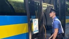 Un carabiniere sale a bordo di un bus vandalizzato (foto d’archivio)