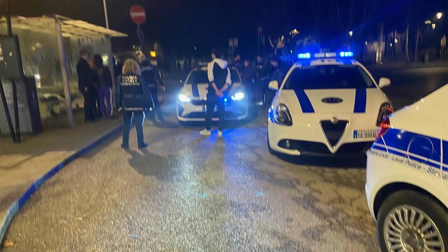 L’intervento delle auto della polizia locale nei pressi della stazione ferroviaria, nel tardo pomeriggio di sabato, per sedare una rissa (Foto Giampiero Corelli).