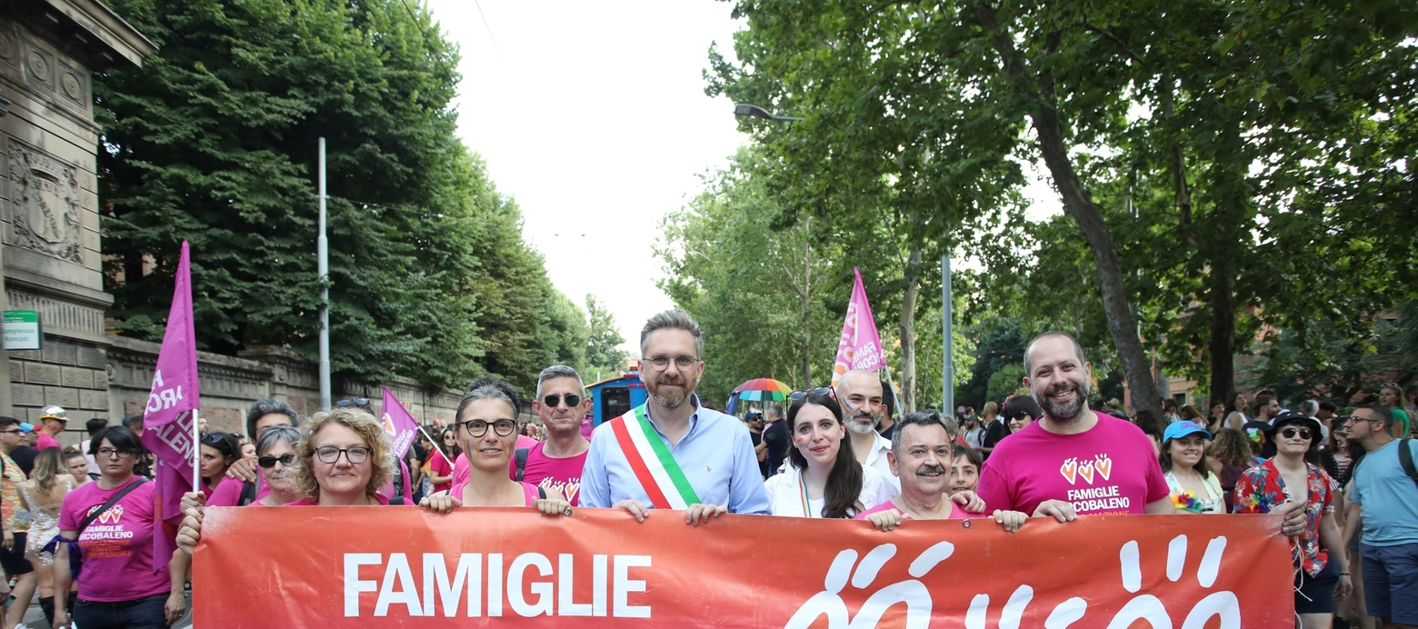 Pride 2023, il sindaco Matteo Lepore sfila al corteo arcobaleno tra le strade di Bologna