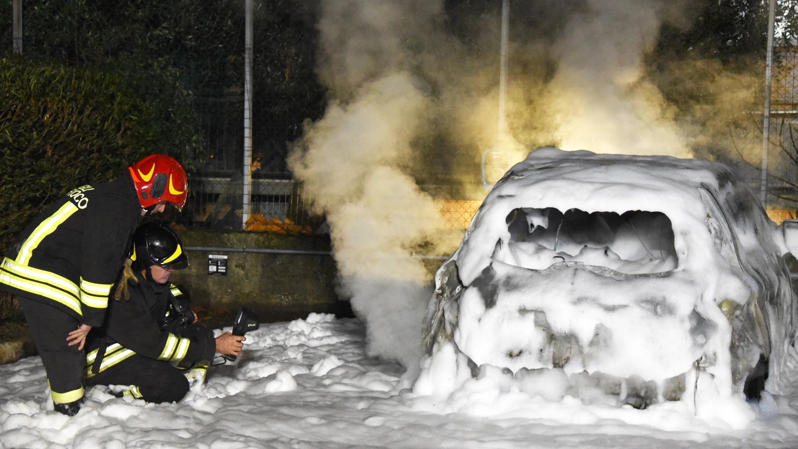 Auto elettrica va a fuoco a Rimini